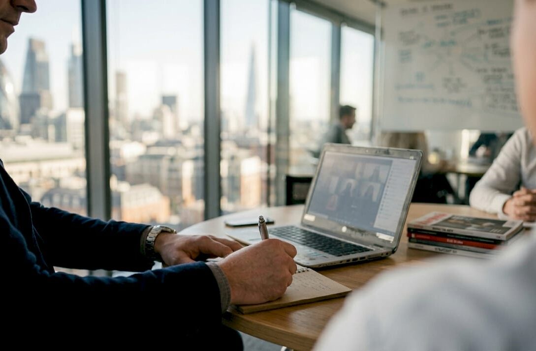 Group discussion about B2B influencer strategy