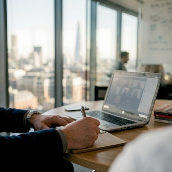 Group discussion about B2B influencer strategy